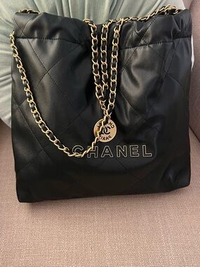 Source Unknown Black Quilted Shoulder Bag with Gold Chain